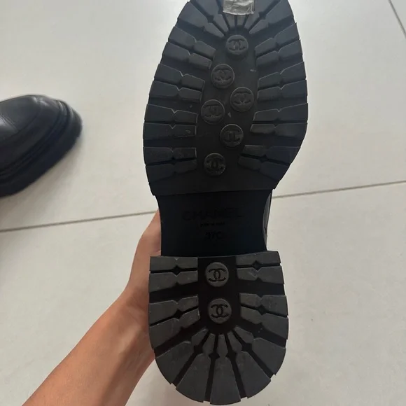 Chanel mocassins. Great condition. Only worn twice. Size 37 - Picture 2 of 2